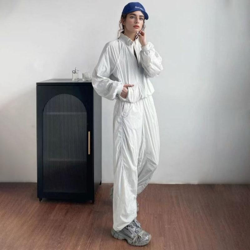 ・カラー展開: ブラックセット、ホワイトセット、グリーンセット、カスケードグリーンセット、ライトグレーセット、ダンシングイエローセット・袖丈: 長袖・パンツ丈: ロングパンツ・着用方法: オープンカラジッパー・タイプ: セットアップ・主な素材: ポリエステル100%・サイズ展開: S、M、L、XL・素材: ニス紡・生地: 化学繊維混紡・下装スタイル: ロングパンツ・対象: 女性・用途: ゴルフ、テニス、ランニング、フィットネス・機能: 軽量通気速乾