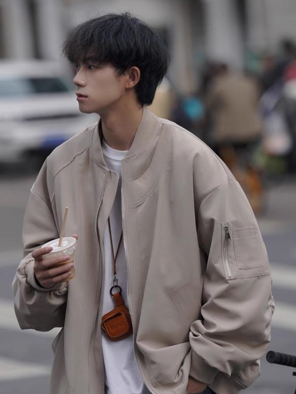・カテゴリ: 皮ジャケット・スタイル: 韓国風・ネックライン: スタンドカラー・フィット: ルーズ・フード: フードなし・厚み: 普通・柄: 無地・裏地素材: ポリエステル68-78%・シーン: カジュアル・ディテール: 無地・裾デザイン: ストレート・ポケット: サイドポケット・着用方法: アウター・袖丈: 長袖・カラー展開: グレー、ブラック・サイズ展開: M、L、XL、XXL、XXXL・袖型: スタンダード