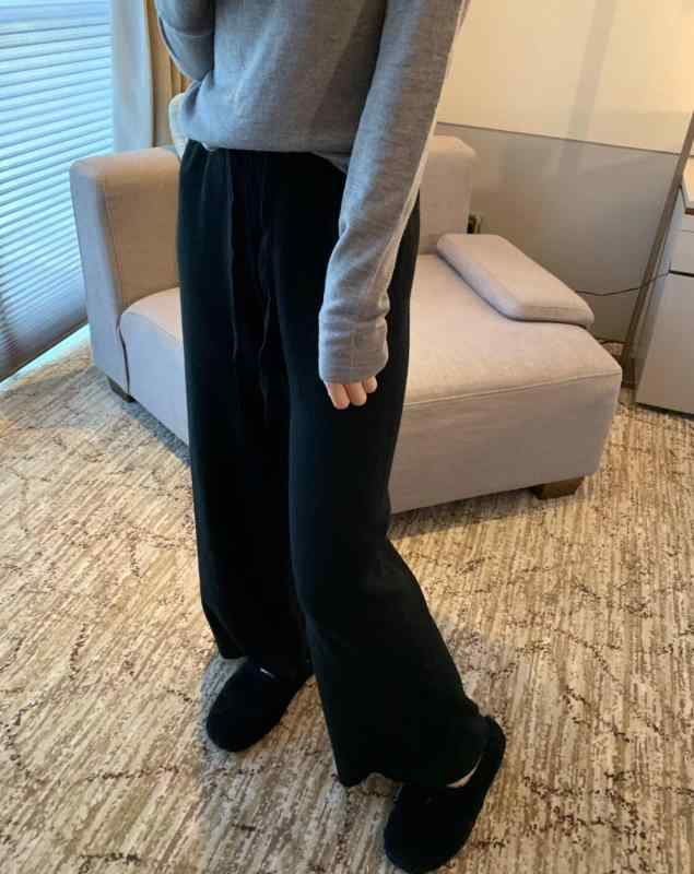 レディース ワイドパンツ 秋冬 高腰 綿白 黒 ニット 羊毛風 ソフト ゆったり ストレート ロング 膝下丈 気質 通勤 スタイル 女性 ファッション デザイン ラグジュアリー センス ルーズ フィット スリム シルエット ドロップ センチュリー モダン