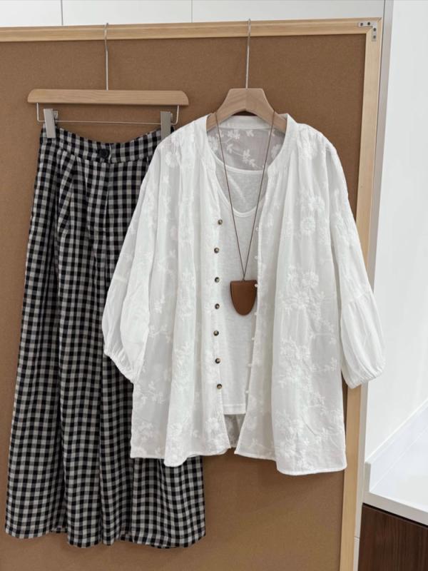 レディース 刺繍シャツ 梅の花柄 綿麻素材 Vネック 七分袖 防晒 トップス ブラウス 夏服 花柄 刺繍デザイン ゆったりシルエット 中長丈 白 花柄刺繍 基本スタイル 韓流 カジュアル 気質 シングルボタン 花ドット柄 七分丈 ゆったりトップス 夏用