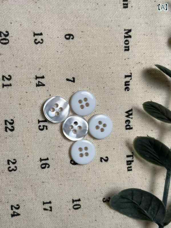 ボタン 樹脂 珠光 4穴 11.25mm シャツ ブラウス コート ジャケット ズボン 帽子 バ...