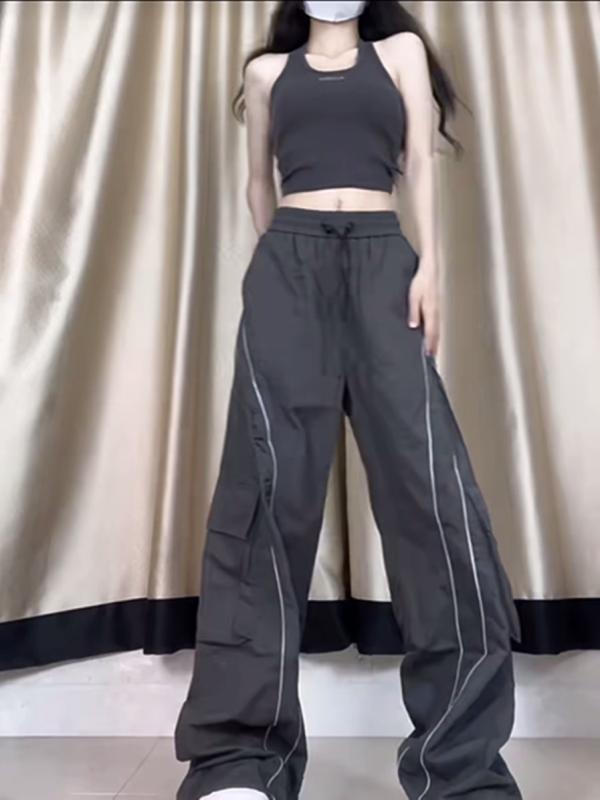 樂天商城 - レディース 速乾 運動パンツ 春夏 薄手 ワイドレッグ ストライプ柄 灰色 ポリエステル 素材 直筒 ロングパンツ 松腰 ポケット 付き 抽绳 デザイン 束脚 スタイル 工装 風 ハイストリート ファッション 快適 日常使い アクティブ ウェア カジュア