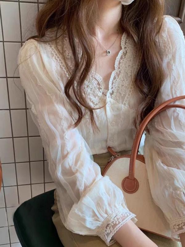 Rakuten - Vネック シャツ レディース 長袖 雪紡 レース 切り替え トップス 甘め デザイン 女性用 春 かわいい スタイル 軽量 素材 伸縮性 あり ゆったり シルエット ポケット 付き 杏 色 私服 コーデ 御姐風