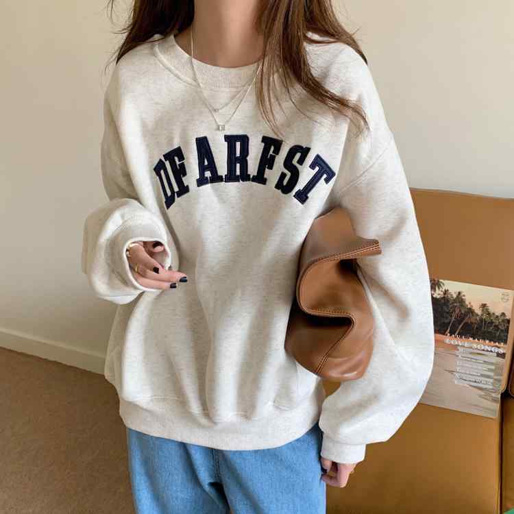 トレーナー レディース 秋服 長袖 スウェット プルオーバー トップス 英字 プリント ラウンドネック ゆったり カジュアル 学生 シンプル・カテゴリ: スウェット・パーカー・柄: アルファベット、数字、文字・スタイル: プルオーバー・シルエット: ルーズフィット・セット内容: 単品・着丈: 中長丈（65-80cm）・袖丈: 長袖・袖の形状: 通常袖・ネックライン: クルーネック・厚さ: 通常・デザイン要素: プリント・加工技術: プリント・素材: ポリエステル95%以上・カラー展開: 杏色グレー（薄手）、ネイビー（薄手）、杏色グレー（裏起毛）、ネイビー（裏起毛）・サイズ展開: M, L, XL, XXL・スタイル傾向: 通勤・性別: レディース