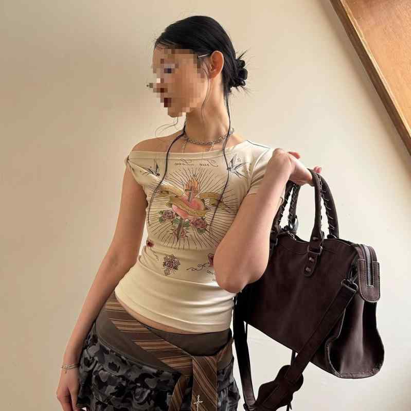 乐天商城 - トップス 無袖 A字型 小高領 印花 かき 春季 私服 御姐風 PVC素材 かわいい Y2K 千禧 辣妹 スタイル 日常使い 軽量 伸縮性 ビッグシルエット ハート柄 不規則デザイン 女性用