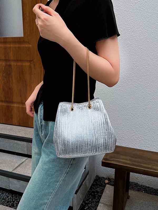女性用 バッグ 水桶型 金属光沢 PU素材 銀色 金色 黒 褶皱 チェーン ショルダーバッグ ハンドバッグ 都市 シンプル 気質 日常 冬 磁扣 柔らかい シングルストラップ 人気 デザイン 軽量 ファッション アイテム