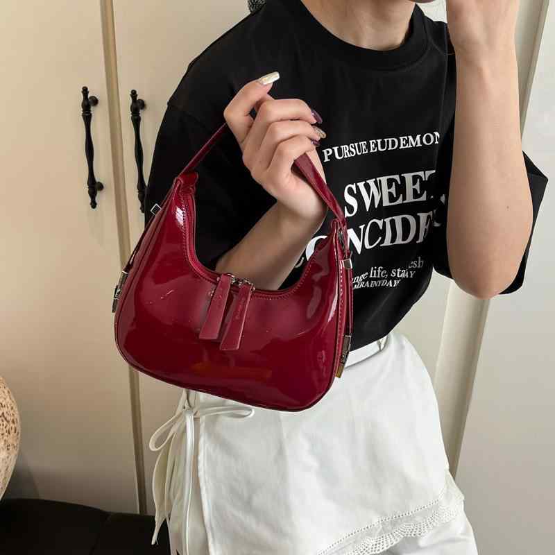 ハンドバッグ 新月型 女性用 漆皮 光沢 ショルダーバッグ 腋下バッグ 都市シンプル スタイル 小型 車縫いステッチ 春季 ポリエステル裏地 饺子型 ジップ開閉 携帯ポケット 中間硬さ 内ポケット 日常通勤 単肩紐 PU素材 軽量 百搭 21cm 11c
