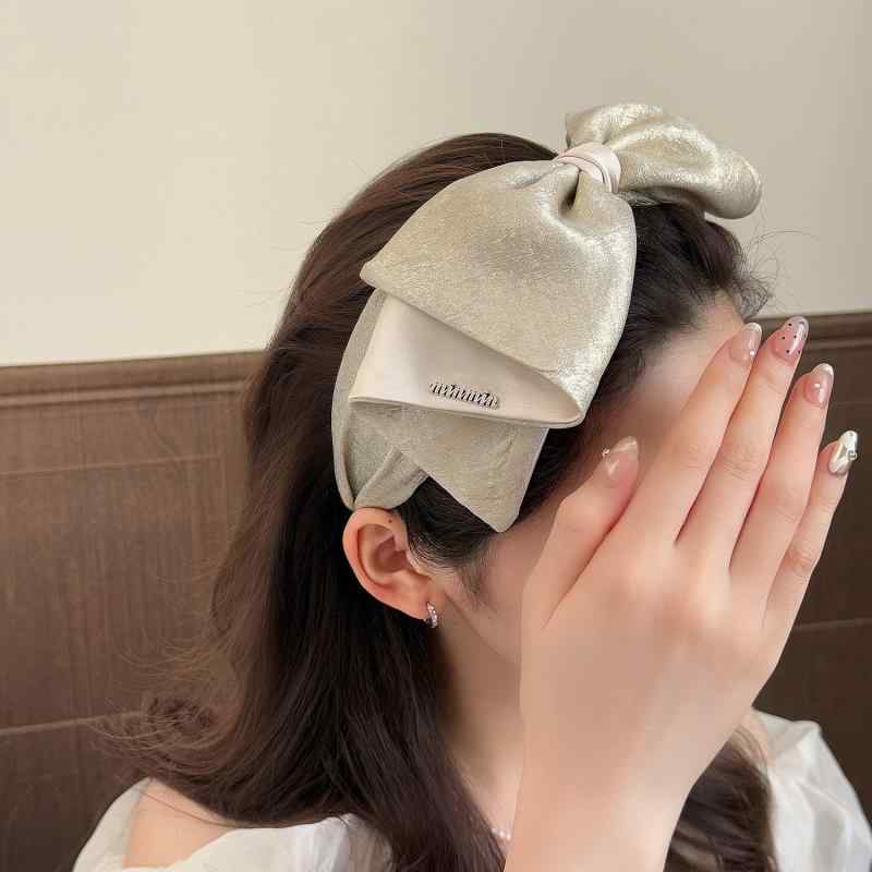 レディース ヘアアクセサリー 立体 大型 蝶結び かわいい ヘアバンド 光沢 ブローチ風 頭飾り 米金 黒銀 夏 韓風 清新 甘め 麻花 布製 手作り
