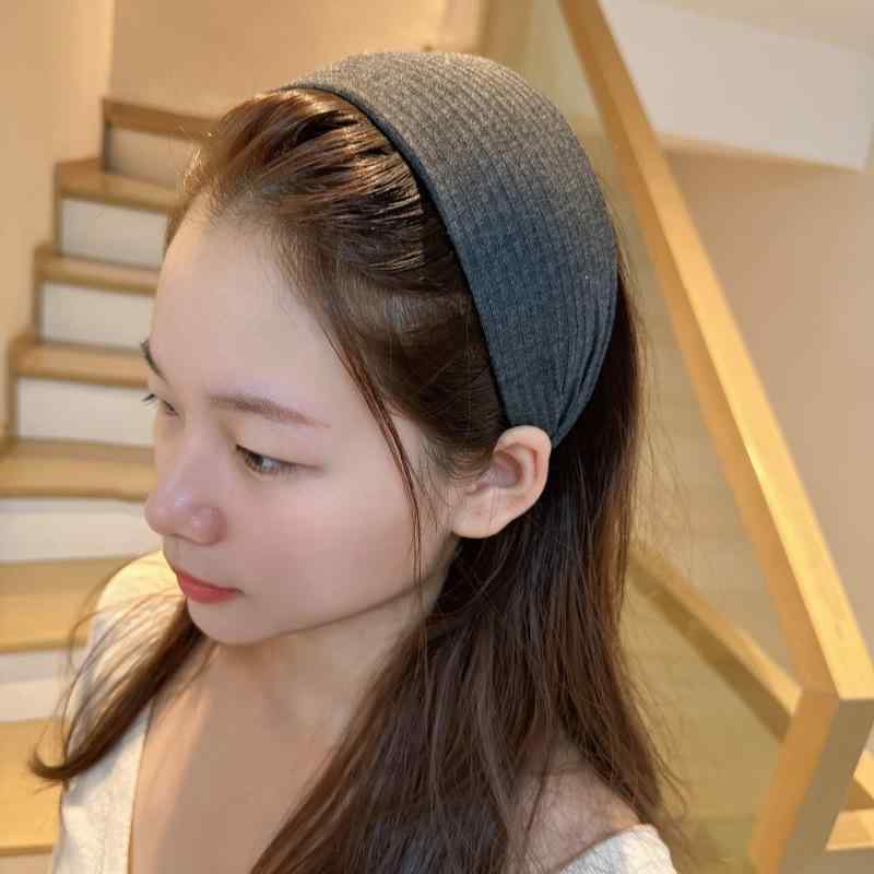 ヘアアクセサリー 女性用 ワイドエッジ ヘアバンド ニット 編み込み 頭頂部 高さ 顔 強調 スタイリッシュ シンプル ファッション 通勤 グレー ベージュ 黒 秋 オーバル 形状 布 素材 ハンドメイド