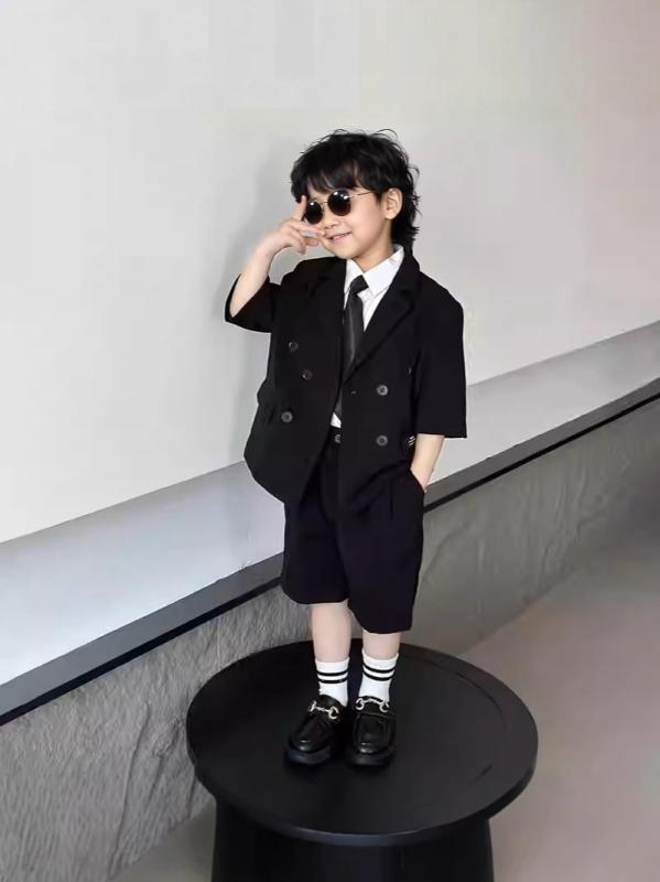 Rakuten - 男の子 西装 セット 夏用 礼服 英倫風 マ甲 短袖 シャツ 黒 5分丈 ズボン 薄手 ポリエステル混紡 柔らかい 生地 純色 デザイン 結婚式 パーティー 演出 花童 衣装 子供服 3-8歳 対応 軽量 通気性 良い カジュアル スタイル 黒 セット