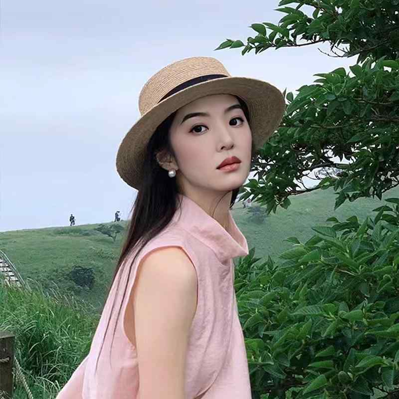 Rakuten - 麦わら帽子 女性用 平頂 大檐 海辺 防晒 紫外線対策 百搭 雰囲気 遮阳 透気 紙草 素材 夏 春 季節 休闲 簡約 ファッション 通勤 スタイル 卡其 米色 黒 バンド 調整可能 7cm 檐 均码 女 向け