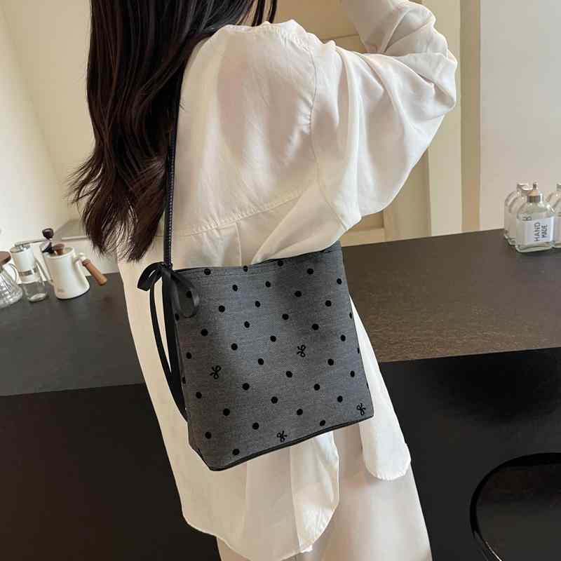 ・スタイル: 跨境風潮・主な素材: 帆布・形状: 竖款方型・サイズ: 中・開閉方式: 磁扣・内ポケット: 携帯袋・硬さ: 中・外ポケット: 内貼袋・肩紐本数: 1本・流行要素: 車縫線・裏地: ポリエステル・内部仕切り: なし・カラー展開: 蝶結び,星,水玉,ハート