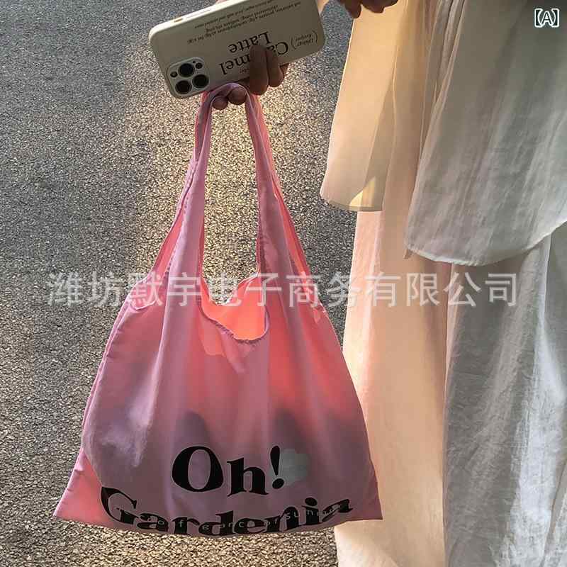 ・カラー展開: 桜花粉、青草緑・スタイル: 跨境風潮・主な素材: ナイロン・バッグサイズ: 大・適用シーン: 日常・流行要素: 字母、車縫線、印花、マカロンカラー・バッグ形状: 横型方形・開閉方式: 敞口・外袋種類: 敞口袋・硬度: 軟・肩带本数: 2本