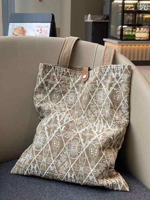 ・カテゴリ: トートバッグ・スタイル: 国風・主な素材: 帆布・サイズ: 大・人気の要素: 刺繍・形状: 縦型方形・内部構造: ジッパー隠しポケット・硬さ: ソフト・外ポケット: 開口ポケット・カラー展開: 刺繍帆布包：交响乐