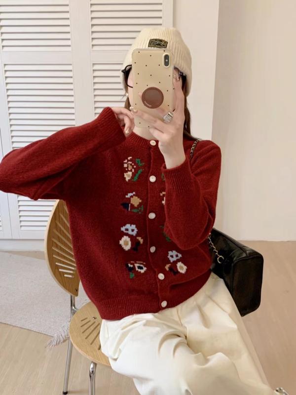 カーディガン レディース 甘め ジャガード 刺繍 ニット 韓国風 ゆったり パールボタン オールシーズン トップス 長袖 羽織り カジュアル ガーリー おしゃれ きれいめ フェミニン シンプル ナチュラル 無地 体型カバー 着回し 重ね着 上品 高級感 ・素材: 毛混紡（ポリエステル、羊毛）・ネックライン: クルーネック・袖丈: 長袖・袖の形状: 標準・カラー展開: 深紅色、オフホワイト、ダークグレー・サイズ: フリーサイズ・スタイル: キュート・対象年齢: 大人・対象性別: 女性・製品カテゴリ: ニット・セーター