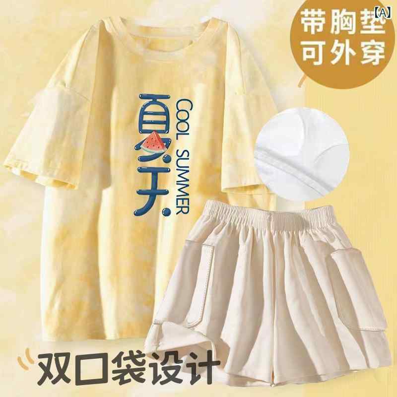 [{"item": "カテゴリ", "value": "セットアップ"},{"item": "素材", "value": "綿"},{"item": "スタイル", "value": "カジュアル"},{"item": "厚さ", "value": "薄手"},{"item": "ネックライン", "value": "クルーネック"},{"item": "袖丈", "value": "短袖"},{"item": "パンツ丈", "value": "短パン"},{"item": "機能", "value": "リラックス,透気,快適"},{"item": "対象", "value": "ヤングレディース"},{"item": "カラー", "value": "イエロー、ブルー、アプリコット、パープル、ピンク、ブルー、パープル、ピンク、グリーン、ブルー、ピンク、ブルー、パープル、ブラック、ブラック、イエローグリーン、パープル、ピンク、グリーン、クマ、ブルー、パンダ、パンダ、パンダ、パンダ、ブルー、グリーン、イエロー、ブルー、チェリー、水墨画、無地"},{"item": "サイズ", "value": "M,L,XL,XXL,XXXL"},{"item": "素材", "value": "綿95%-100%"}]