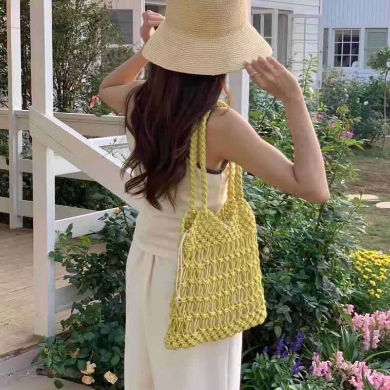 Tote Bag - バッグ ハンドメイド 編み込み トート 麦わら 編み ハンドバッグ 腋下 ショルダー クロッチ 漁網 デザイン 開放口 ソフト コットン 素材 織物 裏地 無 間仕切り ダブル ストラップ 中型 都市 シンプル スタイル 日常 コーディネート 白 ベージ