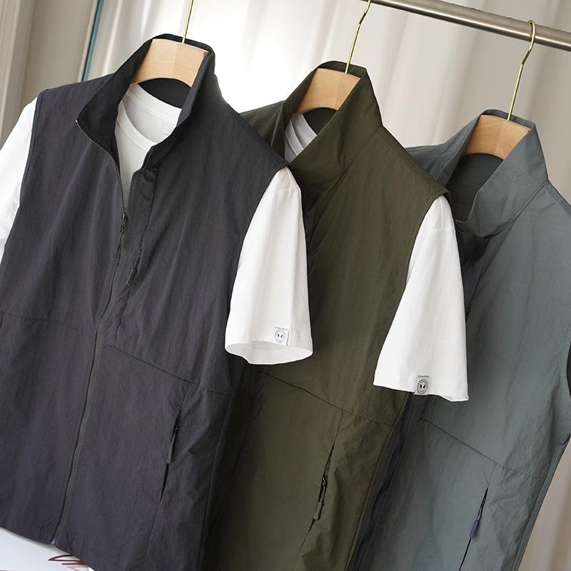 Rakuten - メンズ ベスト 立領 防風 防水 秋冬 薄手 運動 修身 開衫 連帽 純色 ナイロン 混紡 ポリエステル 裏地 日常 青年 多ポケット ジッパー ポケット 工装 綿服 黒 グレー グリーン ブラック グレイ グリーン 秋 春 メンズ 日常 運動 ポケット