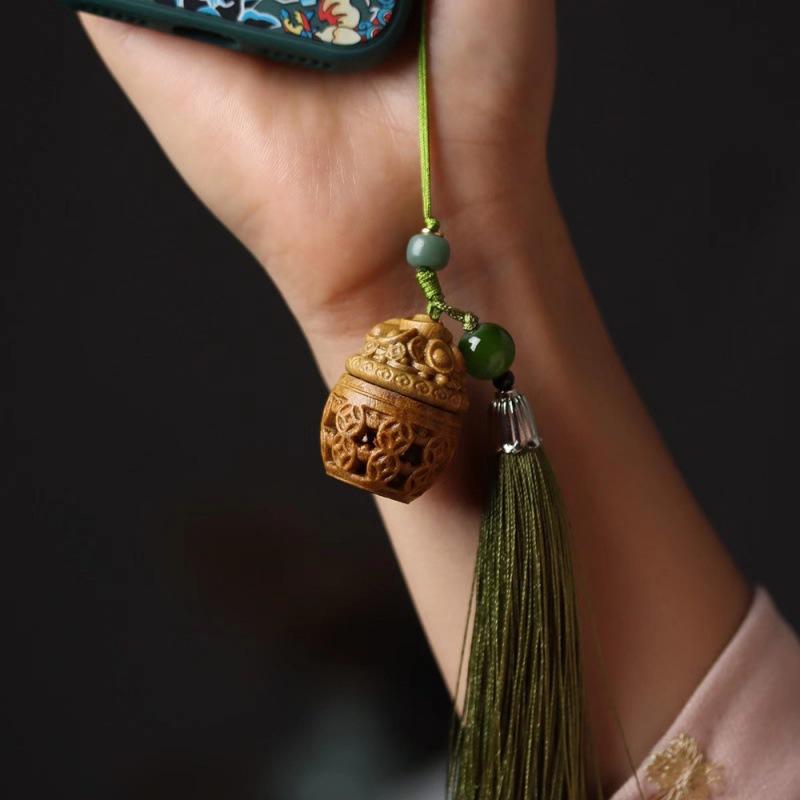 緑檀木 香り拡散器 財布 形 キーホルダー 携帯ストラップ 香り袋 ペンダント 車内 ハンガー 飾り フック 緑 木目 ナチュラル ウッド 素材 風水 アイテム ラッキー チャーム ミニ サイズ 軽量 デザイン