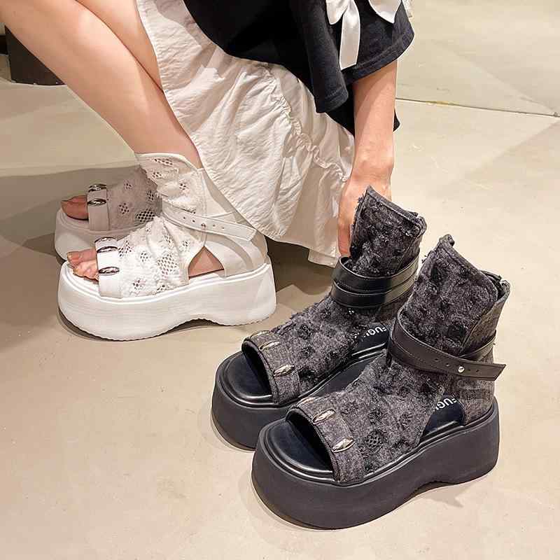 Holly'S Sole - レディース サンダル 厚底 ローマン 露趾 ベルトバックル 日常 デイリー スタイル 白色 黒 丸頭 PU素材 履きやすい 牛仔 ショートブーツ 仙女風 スカート コーデ 2025 夏 シーズン 軽量 快適 歩きやすい ファッション アイテム