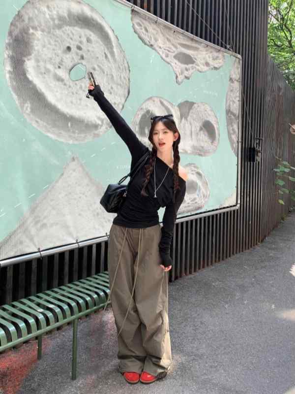 ・カテゴリ: Tシャツ・スタイル: 韓系風・主な素材: 莫代尔90-95%・袖丈: 長袖・柄: 無地・カラー展開: グレー、ブラック・サイズ展開: S、M、L、XL・フィット: スリム・衣丈: 普通(50-65cm)・ネックライン: 一文字・袖型: 通常