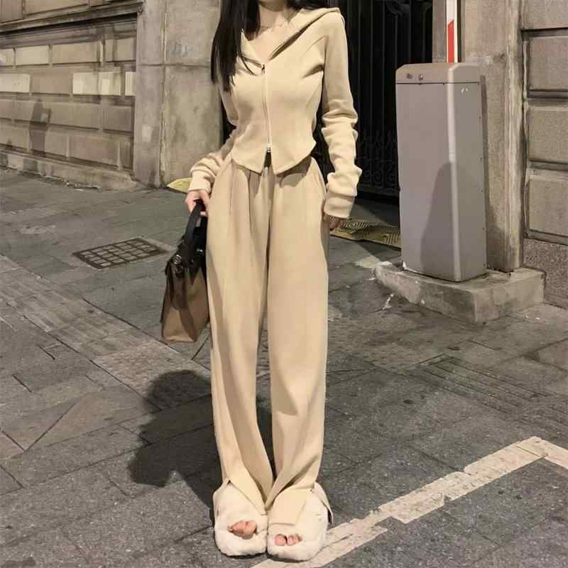 ・カテゴリ: 休闲套装・主な素材: 聚酯纤维・主な素材含有率: 70%（含）-80%（不含）・スタイル: 清新甜美、公主风・性別: 女・カラー展開: 卡其上衣、卡其长裤、卡其套装・サイズ展開: M、L、XL、XXL・袖丈: 五分袖・袖型: 耸肩・セット内容: 上衣套装