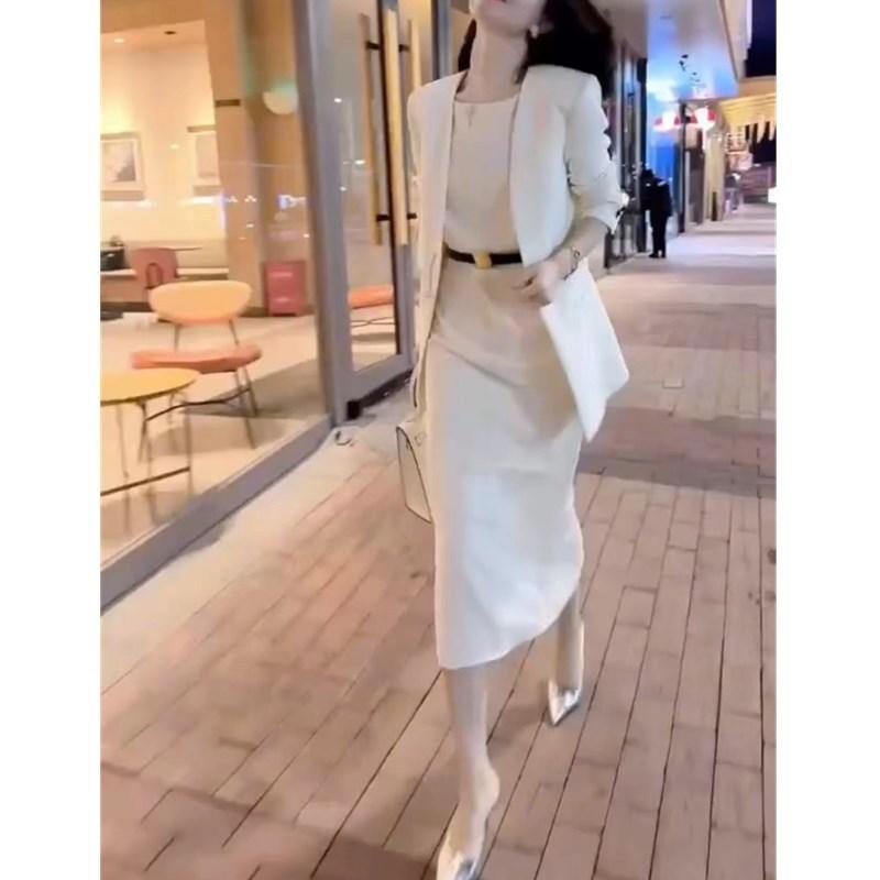 ・カテゴリ: スカートセット・スタイル: 通勤・主な素材: ポリエステル70-80%・柄: 無地・カラー展開: ホワイト2点セット、ブラック2点セット、ホワイトジャケット、ホワイトドレス、ブラックジャケット、ブラックドレス・サイズ展開: M、L、XL、2XL、3XL・袖丈: 長袖・スカート丈: ミドル丈・流行要素: ウエストベルト・セットスタイル: スカートスーツ・袖タイプ: スタンダード