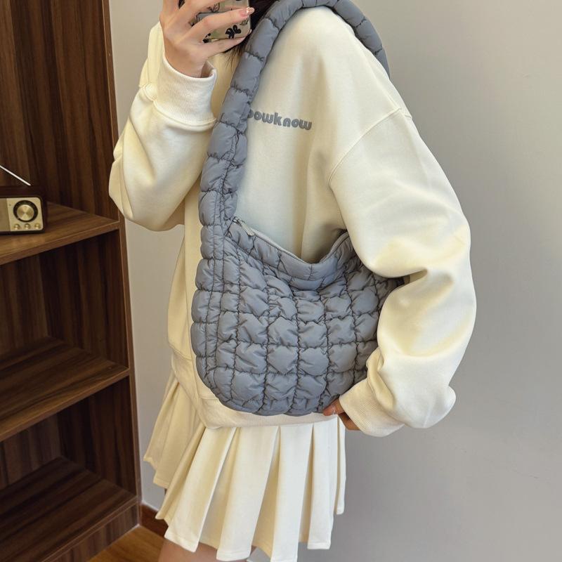 ・カテゴリ: 托特包（トートバッグ）・カラー展開: カーキ、オフホワイト、グレー、ピンク、ブラック・スタイル: ストリートトレンド・素材: 布・サイズ: 大・流行要素: 刺繍、ミシン目、格子柄・裏地素材: ナイロン・形状: 横型スクエア・開閉方式: ファスナー・内部構造: ファスナー付き内ポケット・硬さ: ソフト・外ポケット種類: オープンポケット・肩紐の数: 1本・着用シーン: 日常コーディネート