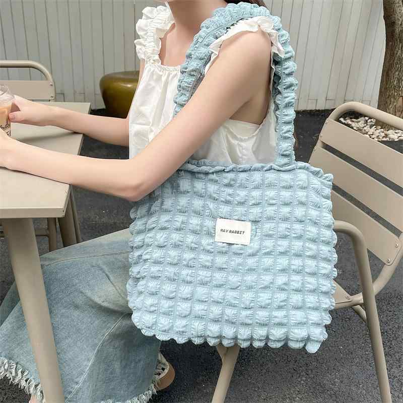 ショルダーバッグ レディース 雲 モチーフ ぽこぽこ ポコポコ トートバッグ キャンバス 帆布 かばん 鞄 手提げ 肩掛け 大容量 a4 縦型 縦長 スクエア 通勤 通学 普段使い お出かけ 旅行 カジュアル かわいい 軽量 柔らかい アイボリー ピンク
