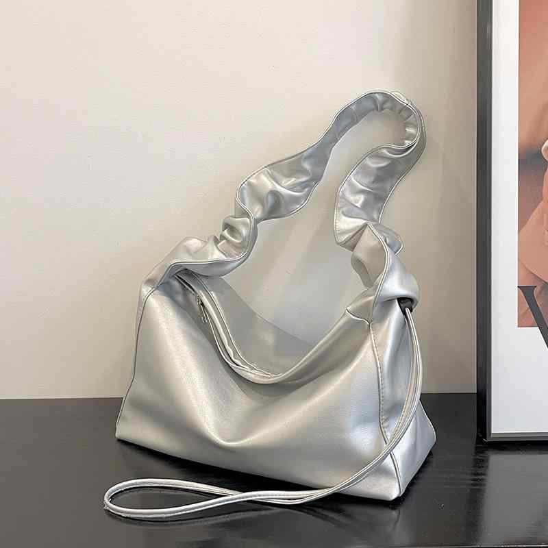 ・カラー展開: ブラック、アイボリー、シルバー、ピンク・スタイル: ストリートトレンド・素材: PU・バッグの形状: トートバッグ・サイズ: 小・デザイン要素: ステッチ・裏地: ポリエステル・バッグの形: 横型四角・開閉方法: ファスナー・内側構造: 携帯ポケット・硬度: 中・外ポケット: なし・ショルダーストラップ本数: シングル・対応シーン: 日常