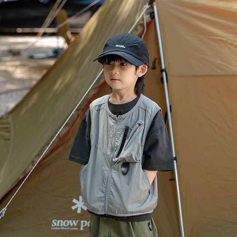 樂天商城 - ベスト キッズ 男の子 春夏秋 アウター ノースリーブ ジレ ジップアップ 薄手 軽量 高機能 撥水 防水 通気性 フードなし ナイロン カジュアル アウトドア キャンプ 登山 レジャー スポーツ 旅行 防風 グレー カーキ