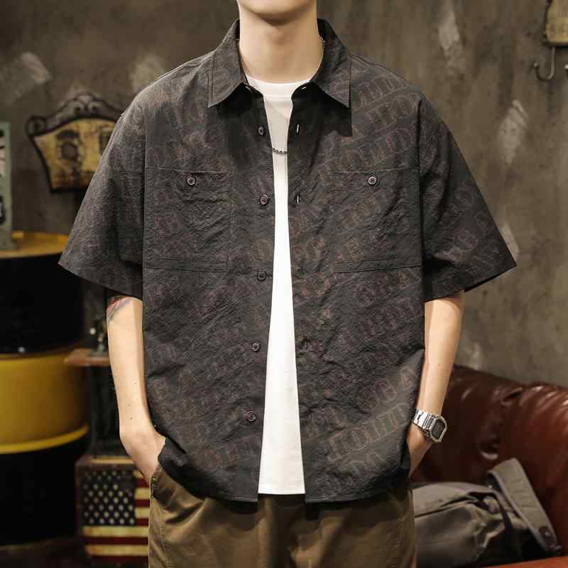 ・カテゴリ: 襯衣・シャツ・主な素材: 綿100%・素材機能: 通気性・糸番手: 20支・スタイル: 青春流行、ファッション都市・版型: ルーズフィット・ネックライン: スタンドカラー・袖丈: 半袖・厚み: 普通・デザイン詳細: ボタン装飾・対象: 青年、メンズ、成人・着用シーン: 日常・カラー展開: ブラック・サイズ展開: M（50-62.5kg適合）、L（62.5-72.5kg適合）、XL（72.5-80kg適合）、2XL（80-90kg適合）、3XL（90-100kg適合）、4XL（100-110kg適合）・加工: 形態安定加工