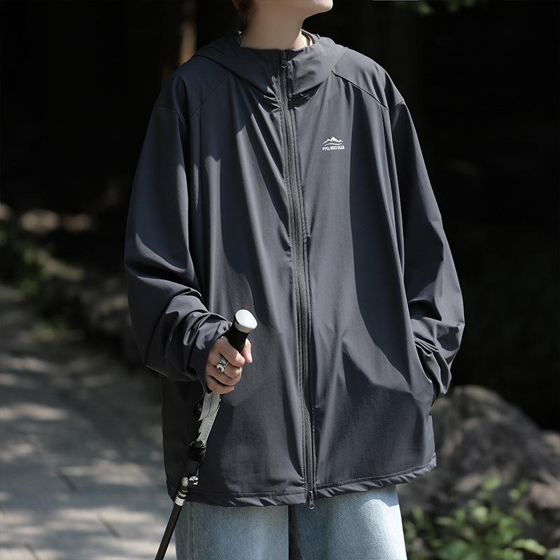 防寒服 ジャケット メンズ 男性用 接触冷感 防風 撥水 軽量 UVカット 日焼け止め マウンテンパーカー フード付き ジップアップ 羽織り 薄手 アウター ブルゾン カジュアル 旅行 アウトドア 灰色 深灰色