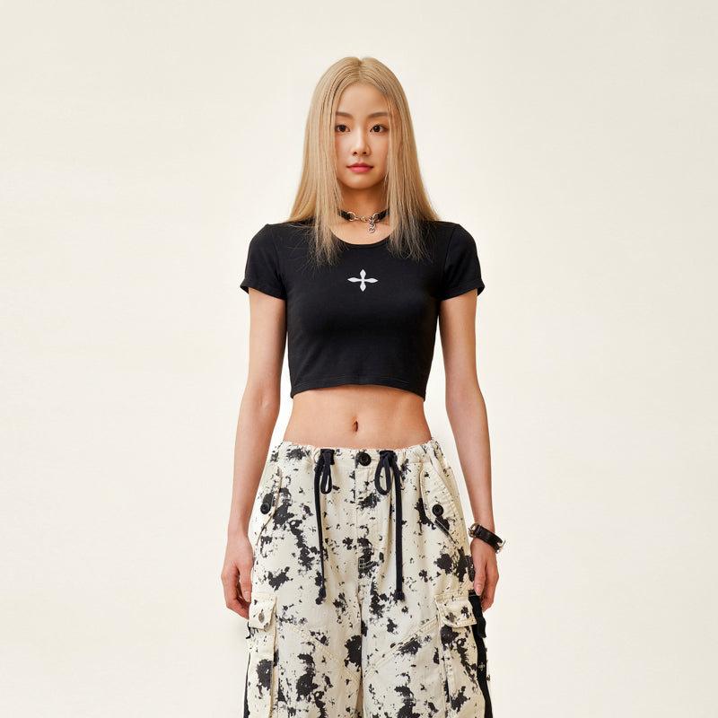 ・カテゴリ: Tシャツ・スタイル: 少女風、清新甜美・主な素材: 綿95%以上・ネックライン: クルーネック・袖丈: 半袖・袖型: レギュラースリーブ・シルエット: スリムフィット・着丈: ショート丈（約40cm超〜50cm以下）・柄: 十字花・プロセス: プリント・デザイン要素: クロップド・カラー展開: ブラック、ホワイト、サンド、グリーン、ベージュ・サイズ展開: S、M、L