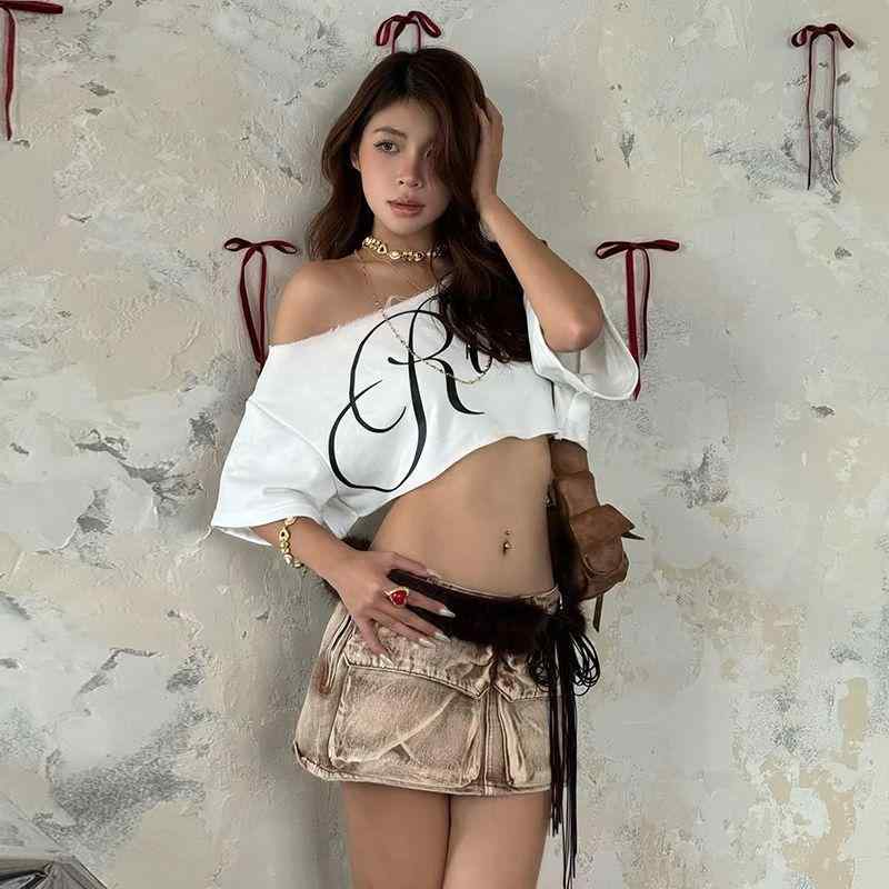 Tシャツ レディース 半袖 カットソー トップス 斜めネック ワンショルダー ロゴ 英字 プリント 露出し ショート丈 スリム 細見え 美脚 カジュアル ストリート スポーツ 普段使い 春夏 コットン混 ホワイト ブラック