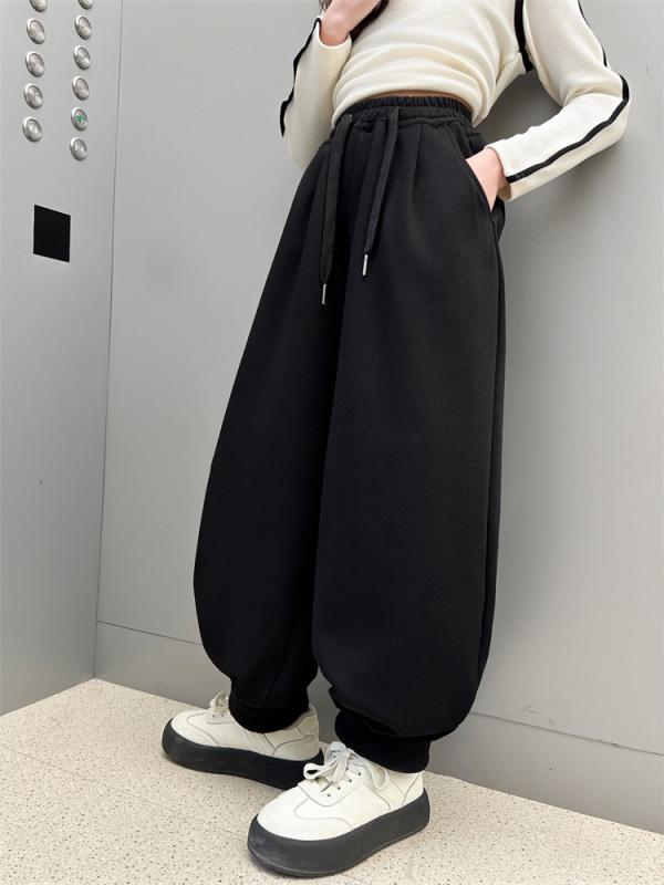 ・スタイル: 韓国風・カテゴリ: キッズパンツ・素材: ポリエステル80%・パンツ丈: ロングパンツ・対象性別: 女の子・対象年齢: 中大童（8歳以上、140cm以上）・スタイル詳細: カジュアルパンツ・生地加工: 柔軟加工・柄: 無地・股上: 中腰・カラー展開: ブラック、ライトグレー・サイズ展開: 120cm、130cm、140cm、150cm、160cm、170cm