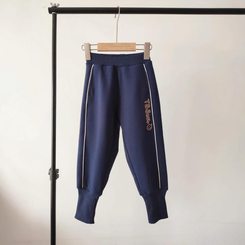 ・スタイル: 韓国風・カテゴリ: キッズパンツ・素材: 綿・パンツ丈: ロングパンツ・性別: 男の子・対象年齢: 中小童（3～8歳、100～140cm）・デザイン: カジュアルパンツ・加工技術: 柔軟処理・柄: 無地、キャラクター・仕様要素: チェック、キャラクター、トレンド、シャーベットカラー・ウエスト: ミドルウエスト・カラー展開: ネイビー・サイズ展開: 105cm、110cm、120cm、130cm、140cm、150cm、160cm