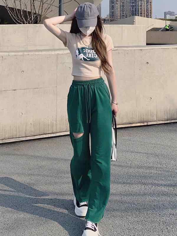 ・カテゴリ: カジュアルスーツ・スタイル: 少女風、フェミニン・セット内容: トップス、ワイドパンツ・主な素材: 綿 30%-50%、ポリエステル 30%-50%・生地: ローマ綿・パンツ丈: ロングパンツ・袖丈: 三分袖・袖型: レギュラースリーブ・デザイン: 英字、数字、文字、ダメージ加工・加工: 高温セット・カラー展開: トップス+ワイドパンツ、グリーンワイドパンツ・サイズ展開: S、M、L、XL・対象性別: 女性
