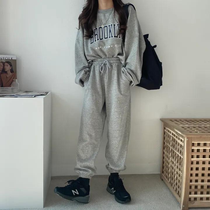・柄: 英字、数字、文字・パンツ丈: ロングパンツ・トレンド要素: 3D/立体パターン・加工: プリント・生地名: 綿・主な素材: 綿・カラー展開: ブラック（薄手）、グリーン（薄手）、ダークグレー（薄手）、ライトグレー（薄手）、ブラック（裏起毛）、グリーン（裏起毛）、ダークグレー（裏起毛）、ライトグレー（裏起毛）・サイズ展開: M、L、XL、XXL、XXXL・スタイル: カジュアル・セット内容: パンツスーツ・適用性別: レディース・袖型: レギュラースリーブ・袖丈: 長袖・カテゴリ: カジュアルスーツ