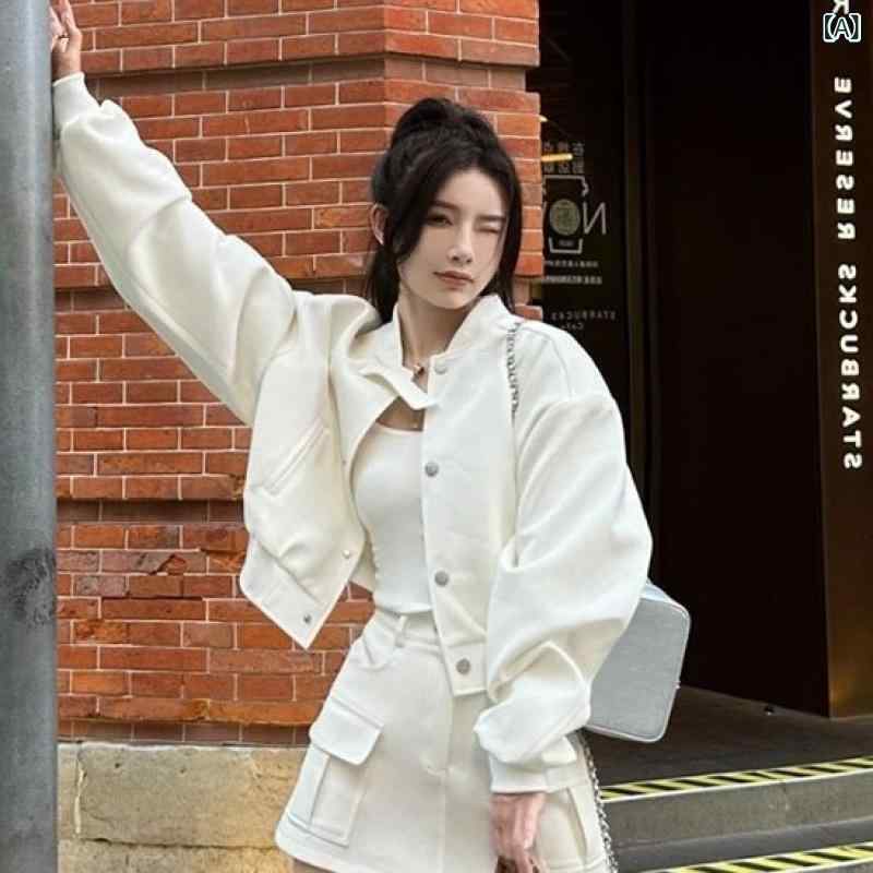 ・カテゴリ: カジュアルスーツ、スカートスーツ・スタイル: 都市風、通勤・スカート丈: ロング丈・柄: 無地・素材: ポリエステル90%-95%・袖型: フリルスリーブ・袖丈: 長袖・カラー展開: アイボリージャケット、アイボリージャケット＋ミニスカート、アイボリーミニスカート・サイズ展開: S（45-50kg）、M（50-55kg）、L（55-60kg）、XL（60-65kg）、2XL（65-70kg）