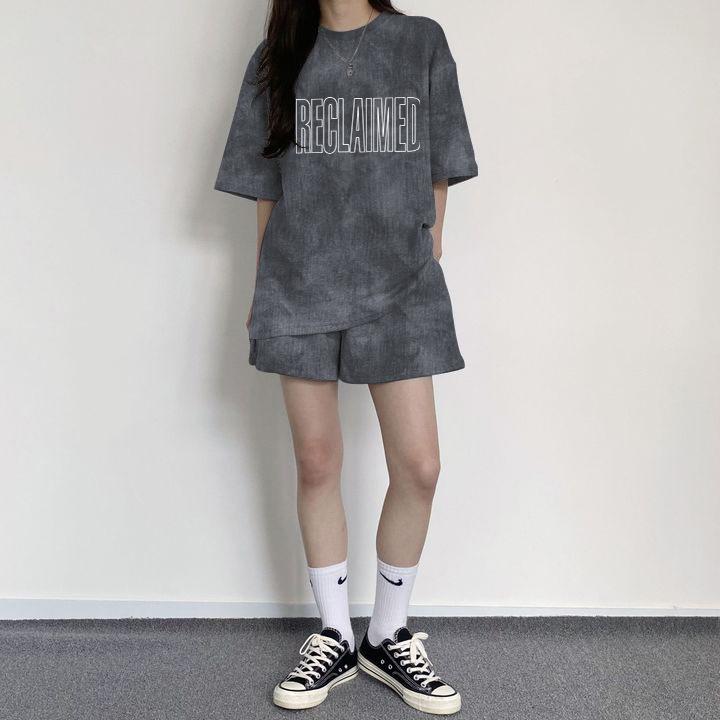 ・柄: アルファベット、数字、文字・パンツ丈: 五分丈・デザイン要素: 3D/立体パターン・加工技術: プリント・生地名: ポリエステル・主な素材: ポリエステル・カラー展開: グレーセット、レッドセット、ロイヤルブルーセット、カーキセット、スカイブルーセット、イエローセット、パープルセット、グリーンセット・サイズ展開: M、L、XL、XXL、XXXL、4XL、5XL・スタイル: カジュアル・セット内容: パンツセット・性別: 女性・袖丈: 五分袖・カテゴリ: カジュアルセット