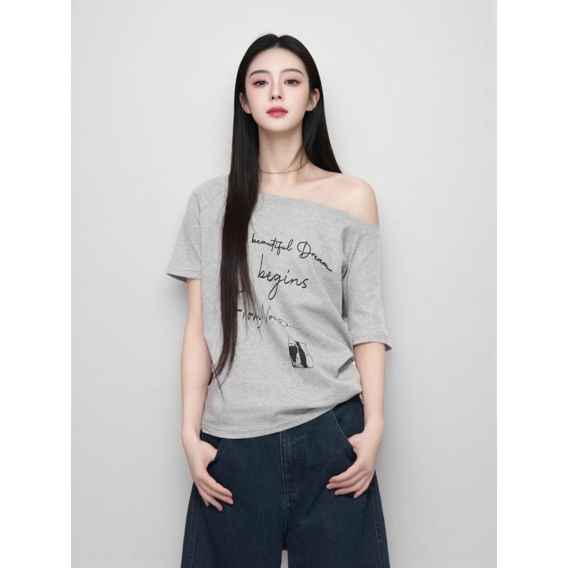 樂天商城 - Tシャツ レディース 半袖 トップス カットソー オフショルダー ワンショルダー 斜め襟 アルファベット 英字 プリント ゆるTシャツ ゆったり 体系カバー 着痩せ カジュアル 韓国風 上品 きれいめ 春夏 白色 浅灰色