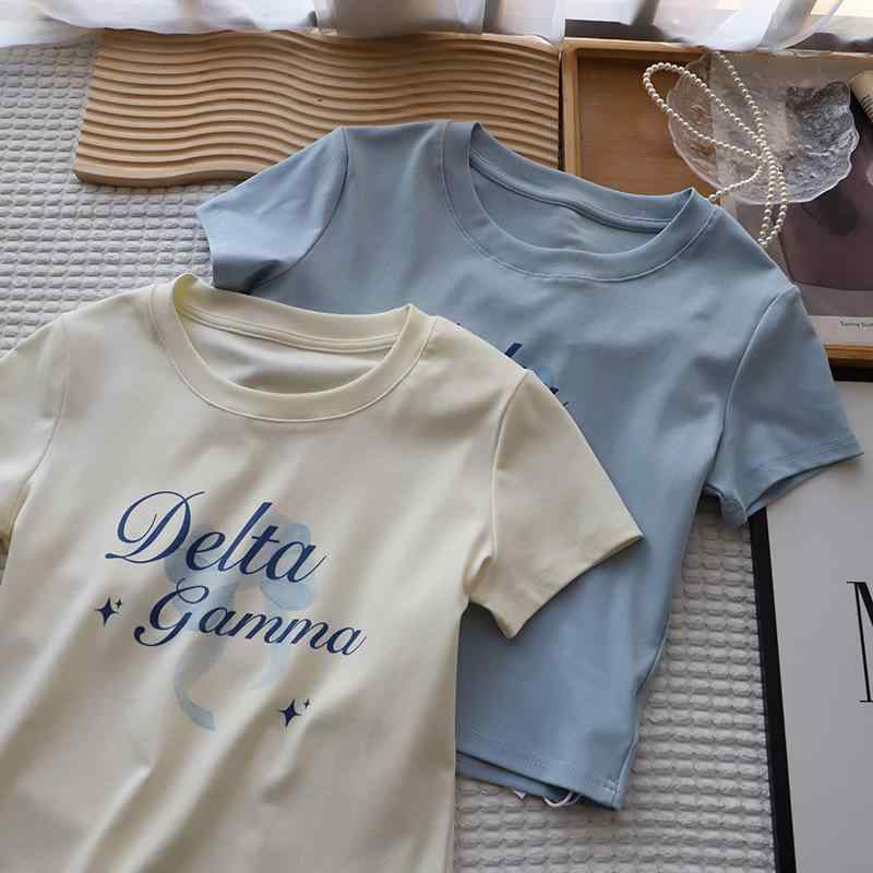 Tシャツ レディース カットソー 半袖 トップス ショート丈 丸首 ラウンドネック 綿 コットン 伸縮性 ストレッチ 薄手 カジュアル アルファベット 英字 ロゴ プリント スレンダー 細見え 着痩せ かわいい プルオーバー ホワイト ブルー 春夏