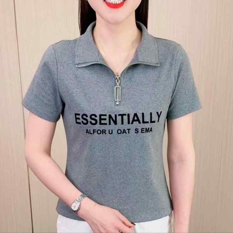 ・カテゴリ: Tシャツ・スタイル: カジュアル、日韓カジュアル・主な素材: 綿95%以上・柄: 英字、数字、文字・ネックライン: POLOネック・袖丈: 半袖・袖型: レギュラースリーブ・シルエット: ルーズフィット・着丈: 通常丈（約50cm超65cm以下）・デザイン特徴: ファスナー・カラー展開: オレンジ、ホワイト、ブラック、チャコールグレー、ライトグレー、ストライプ・サイズ展開: M（47.5kg以内推奨）、L（47.5-55kg推奨）、XL（55-60kg推奨）、2XL（60-65kg推奨）、3XL（65-72.5kg推奨）、4XL（72.5-80kg推奨）