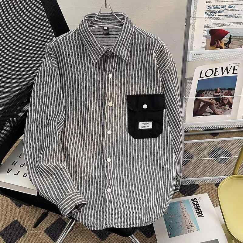 ・カテゴリ: shirts・機能: 洗濯機洗い可・生地の糸番手: 20番手・スタイル: ティーンズ・カジュアル・仕様: カーディガン・シルエット: ルーズフィット・襟型: スタンドカラー・袖丈: 長袖・柄: ストライプ・厚さ: 普通・デザイン詳細: プリント・ターゲット層: ユース・主な素材: ポリエステル100%・着用シーン: 日常・カラー展開: ブラック、グリーン、カーキ・サイズ展開: M、L、XL、2XL、3XL・対象性別: メンズ