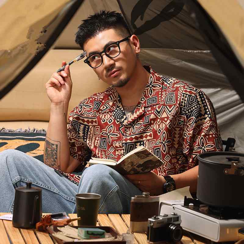 シャツ メンズ 半袖 春夏 バロック柄 ヴィンテージ風 開襟シャツ 速乾 軽量 アウトドア ビーチ 普段使い アロハシャツ カジュアル トップス 総柄 薄手素材 通気性 涼しい・素材: 化繊類混紡・素材機能: 透湿、通気性、防シワ、吸湿速乾、高色堅牢度・糸の太さ: 120番手・スタイル: レトロ・タイプ: カーディガン・フィット感: ルーズ・ネックライン: 襟付き・袖丈: 半袖・柄: 小花柄・厚さ: 普通・デザイン詳細: ステッチ・対象: 青年・主素材: ポリエステル（テトロン）・主素材混用率: 71%-80%・着用シーン: カジュアル・カラー展開: レッド・サイズ展開: M,L,XL,2XL,3XL,4XL,5XL・加工: プリント、染色・対象年齢層: 大人・対象性別: 男性・製品カテゴリー: シャツ