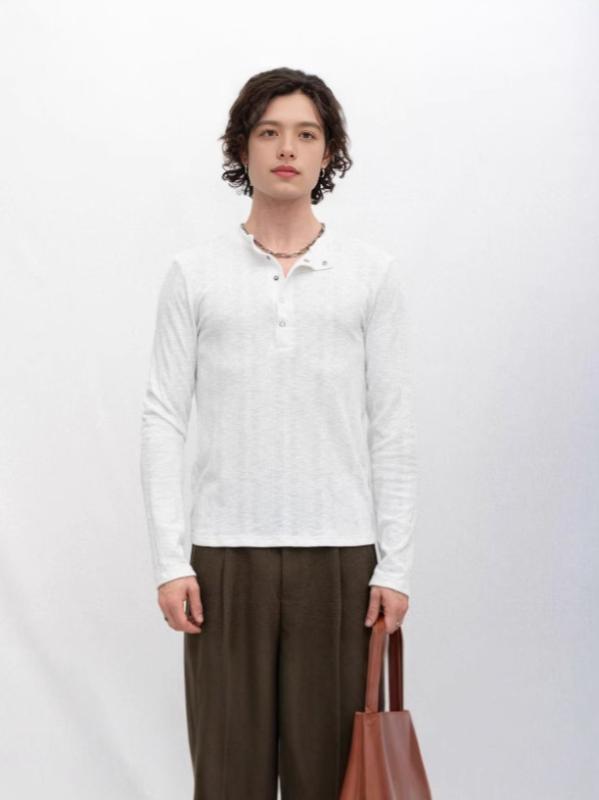 ・スタイル: 韓国風・主な素材: ポリエステル100%・柄: 無地・シルエット: スリムフィット・対象: メンズ・スタイル: プルオーバー・ネックライン: クルーネック・袖丈: 長袖・フード: なし・厚さ: 薄手・素材名: 化学繊維混紡・素材比率: 96%以上・着用シーン: カジュアル・デザイン詳細: テクスチャ感・カラー: アイボリー・サイズ展開: M、L、XL・カテゴリ: Tシャツ・袖型: レギュラースリーブ・重量: 180g～250g