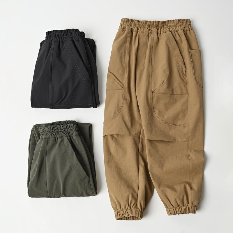 ・カテゴリ: キッズパンツ・スタイル: カジュアル・素材: ナイロン90%・パンツ丈: 長ズボン・対象性別: 男女兼用・対象年齢: 中高学年（8歳以上、140cm以上）・パンツスタイル: カーゴパンツ・柄: 無地・ウエスト: ミドルウエスト・カラー展開: カーキ、グレーグリーン、ダークグレー・サイズ展開: 110cm、120cm、130cm、140cm、150cm、160cm、170cm