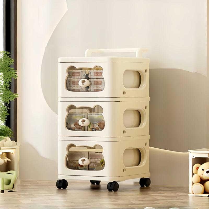 収納ボックス 引き出し キッズチェスト タンス 子供 おもちゃ 収納 キッズ棚 収納ワゴンカート かわいいくま型収納キャビネット おしゃれ 子供用 衣類収納 DIY組み合わせ 防塵防湿 移動式 多機能収納キャビネット：可愛いクマ顔デザインの引き出しが魅力。3段/4段/5段の自由な組み合わせで、おもちゃから日用品までまとめて収納。リビングや子供部屋など、さまざまなシーンにすっきり調和します。安心素材と安全設計：高品質なPP素材を使用し、頑丈で長持ち。全ての角がなめらかに加工され、子どもが触れても安心です。引き出しはスムーズに動き、かつストッパー付きで引き出し落ちを防止。お子様の安全を考え抜いた設計です。すき間を有効活用する：わずか幅30cm×奥行35cmのコンパクト設計ベッドサイドやソファの横など、今まで活用できなかったわずかなスペースを見事に活用。3段/4段/5段の組み合わせで、狭くてもたっぷり収納できる驚きの機能性です。簡単組み立てと自由な移動性：工具いらずのラクラク組み立て。お好みで段数を調整でき、自分だけのオリジナル収納ラックが完成します。付属のキャスターで軽やかに移動可能。お掃除や模様替えも思いのままです。可愛さと実用性が両立: ほっこり癒されるクマの笑顔が、毎日のお片付けを楽しくします。上品なベージュカラーがどんなインテリアにも調和。高価な家具がなくても、おしゃれな子供部屋を実現。コストパフォーマンスに優れ、これは子育て世代に必須の収納チェストです。