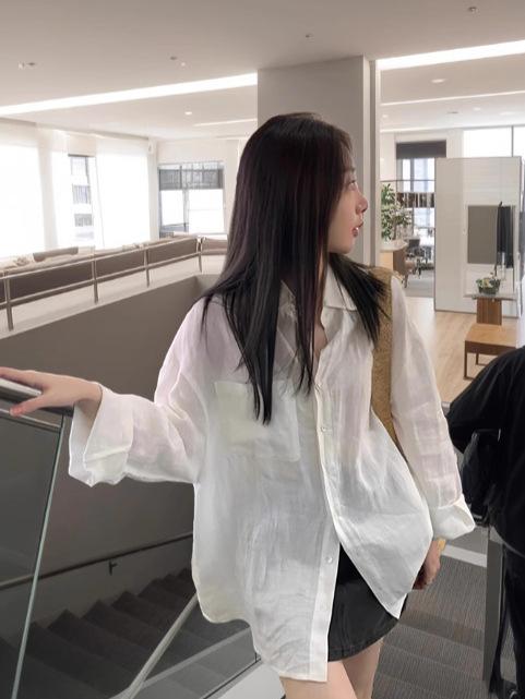 シャツ レディース 韓国風 白 無地 薄手 紫外線対策 長袖 ゆったり ビッグシルエット カジュアル ラフ感 こなれ感 夏物 普段使い 通勤用 きれいめ 着回し力・生地名: テンセル・主な素材: テンセル（リヨセル繊維）・スタイル: カーディガン・シルエット: ルーズ・着丈: 普通（50cm〜65cm）・ネックライン: ポロネック・袖のタイプ: シャツスリーブ・カラー: ホワイト・サイズ: S、M、L、XL・スタイルタイプ: 日韓カジュアル・混率: テンセル95%以上・スタイル: ラフスタイル・カテゴリ: Tシャツ